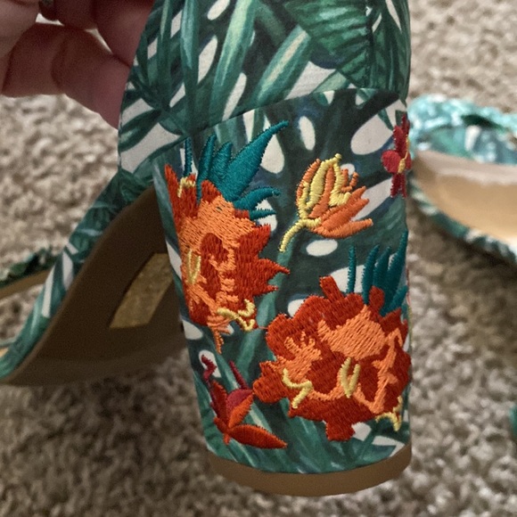 Reaction Kenneth Cole Rise Ruffle Tropical Sandal - Picture 6 of 7